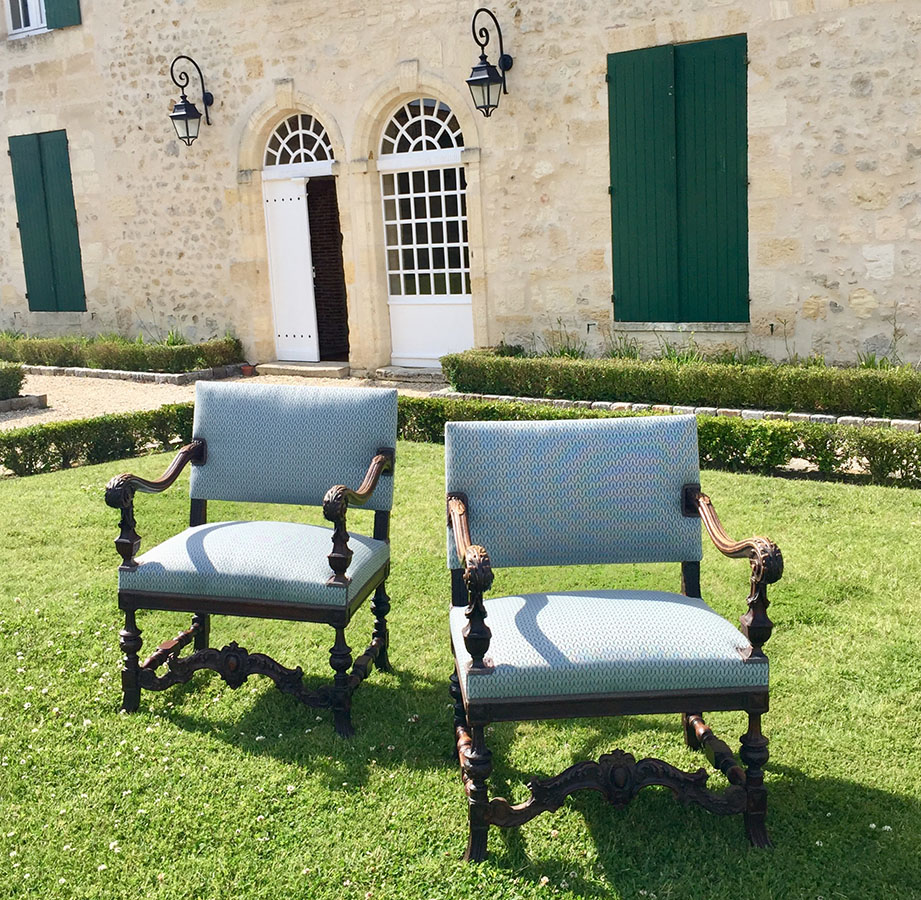 Paire de fauteuils anciens recouverts de tissu Lelièvre - Atelier MEM Bordeaux